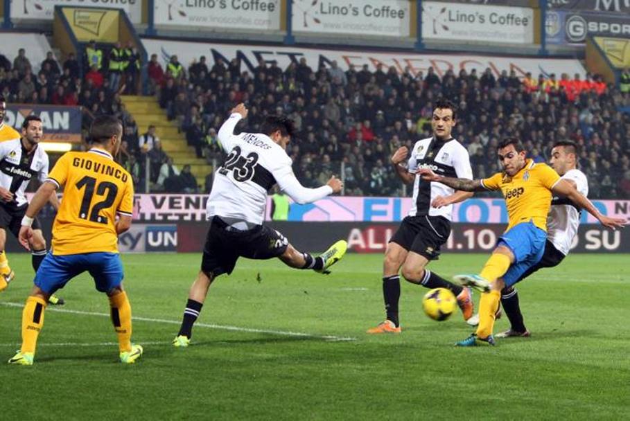  sempre Tevez l&#39;uomo pi pericoloso della Juventus: qui tenta il tiro di sinistro. Mirante   ben piazzato.  